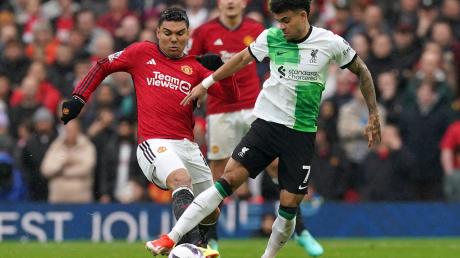 Luis Diaz (r) und der FC Liverpool trennten sich von Casemiro und Manchester United 2:2.