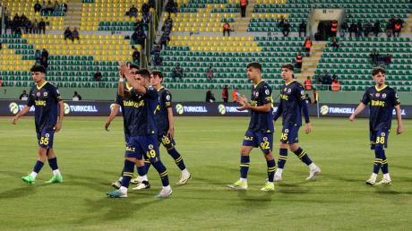 Die Spieler von Fenerbahce verließen im türkischen Supercup nach nicht einmal einer Minute den Platz.