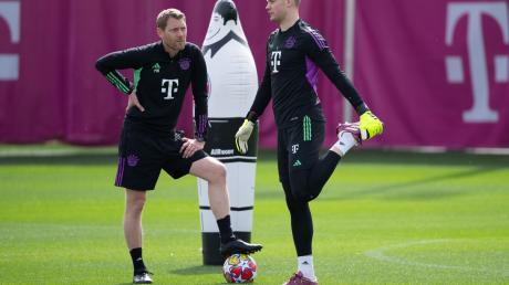 Torwart Manuel Neuer (r) soll dem fragilen Bayern-Gebilde wieder Stabilität geben.