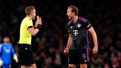 Mit den Schiedsrichterentscheidungen waren die Bayern um Harry Kane (r) nicht zufrieden.