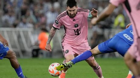 Inter Miamis Lionel Messi Miami wird von Monterreys Sergio Canales gefoult.