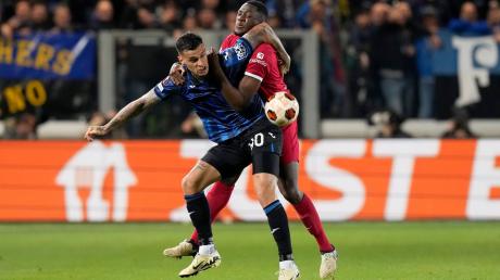 Liverpools Ibrahima Konate (r) kämpft mit Gianluca Scamacca von Atalanta um den Ball.