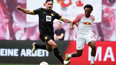 Dortmunds Mats Hummels (l) musste bei der Niederlage in Leipzig nach 51 Minuten verletzt ausgewechselt werden.