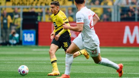 Dortmunds Kjell Wätjen (l) feierte im Spiel gegen Augsburg sein Profidebüt.