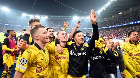 Dortmunds Spieler feiern in Paris mit mitgereisten Fans den Einzug ins Finale der Champions League.