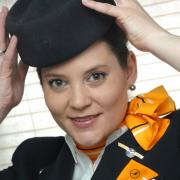 Rebecca Emmerling macht sich fertig für ihren Job über den Wolken. Schon seit ihrer Kindheit wollte die Augsburgerin Flugbegleiterin werden. Manchmal sind sogar Berühmtheiten bei ihr an Bord. 
