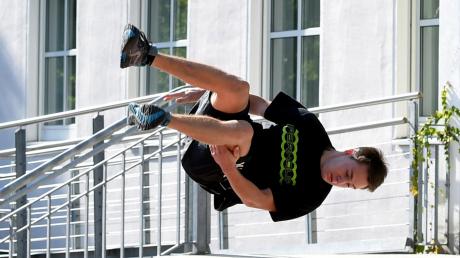 Julian Heinzen aus Langerringen zeigt einen seiner „Moves“. Geländer, Treppen und Mauern sind für ihn kein Hindernis, sondern Herausforderungen. Die Trendsportart heißt Parkour.