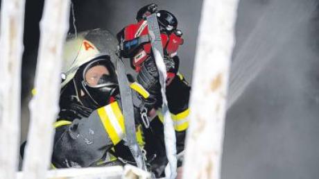 Mit Hilfe einer Wärmebildkamera suchten die Feuerwehrleute in dem ausgebrannten Gebäude nach Glutnestern.  