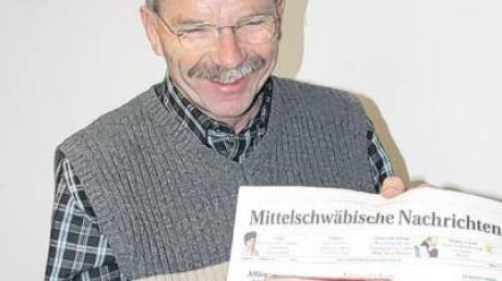 Werner Nachtmann aus Thannhausen spricht Artikel aus der Zeitung auf Kassette und erstellt damit eine Hörzeitung für blinde Menschen.  