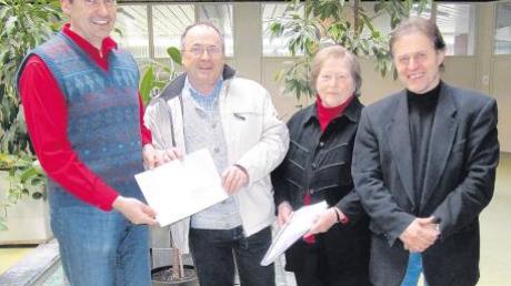 1080 Unterschriften gegen das geplante Solarfeld übergaben gestern Wilhelm Fischer, Irmgard Raabe und Johann Geiger an Krumbachs Bürgermeister Hubert Fischer (von links).  