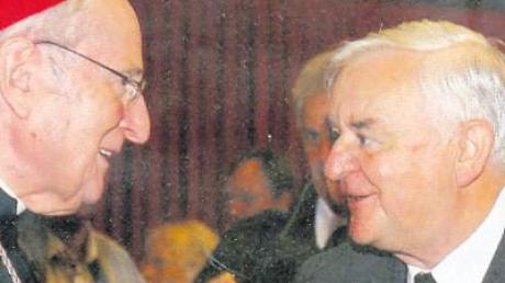 Professor Anton Ziegenaus (rechts) im Gespräch mit dem Kölner Kardinal Meisner. Ziegenaus war von 1963 bis 1966 Kaplan in Krumbach.  