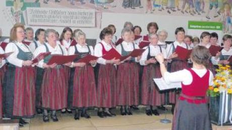 Der Landfrauenchor eröffnete und gestaltete den Landfrauentag im Klosterbräusaal in Ursberg mit besinnlichen und volkstümlichen Weisen. 