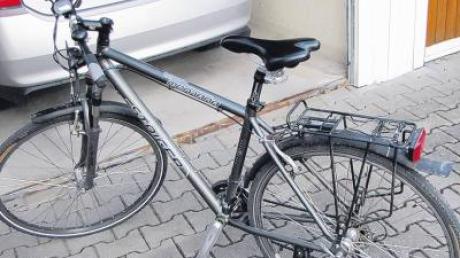 Ein Fahrrad, das der Autowühler benutzt hatte: Gestern meldete sich der Besitzer des dunkelgrauen Trekking-Rads. 