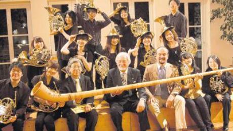 Spielfreude und Witz der jungen japanischen Hornisten waren auch nach dem Konzert noch unverkennbar. In der vorderen Reihe (ab Dritter von links) Prof. Nobuyuki Mizuno, Prof. Juan-Manuel Gomez de Edeta und Engelbert Schmid. 