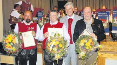 Bezirksleiter Guntram Schuhmacher (Zweiter von rechts) zeichnete mit Heinz Wohlrab (Blaskapelle Edelstetten) und Max Dopfer (Blaskapelle Neuburg) zwei verdiente Musiker aus. Karl Vogg (rechts) wurde zum Ehrenmitglied des Musikvereins Neuburg ernannt.  