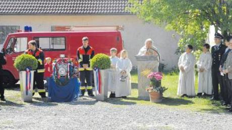 Pfarrer Johannes Kuen segnete die neue Tragkraftspritze der Freiwilligen Feuerwehr Oberwiesenbach. 