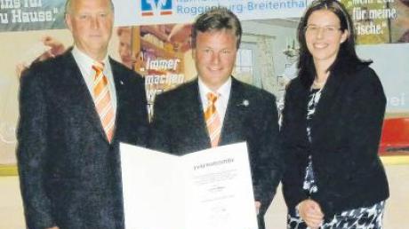 Vorstandsvorsitzender Günther Mayer (Mitte) erhielt die „Silberne Ehrennadel“ des Genossenschaftsverbandes Bayern überreicht durch Dr. Ursula Sedlmair in Gegenwart des Aufsichtsratsvorsitzenden Anton Lecheler. 