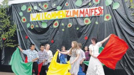 Die Tanz-AG des SFZ Ursberg und Renate Schwarz beim Maitanz mit Schwung und bunten Tüchern. 