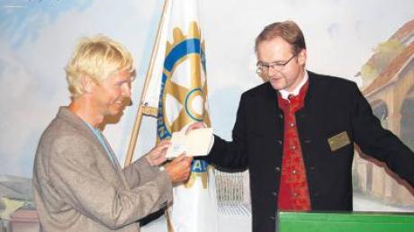 Wolfgang Polster (rechts), Präsident des Rotary-Clubs Schwäbischer Barockwinkel, überreicht einen 2000-Euro-Scheck an MN-Redaktionsleiter Peter Bauer zugunsten der Kartei der Not, dem Leserhilfswerk unserer Zeitung. 