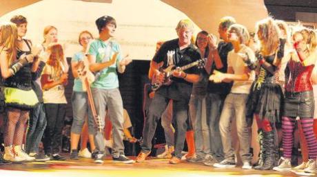 Bandleader Roland Zimmermann greift bei „Schools will rock you“ zur E-Gitarre, wenn die Schüler rocken.  