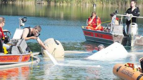 Ein Leichtflugzeug ist am Samstagmittag in einen Badesee bei Sinningen (Kreis Biberach) gestürzt.  