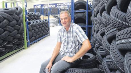 Reinhard Kastner in seiner neuen Halle. Ein hoher Lagerbestand an Autoteilen und Reifen sowie hohe Liefertreue sind seine Stärke. 