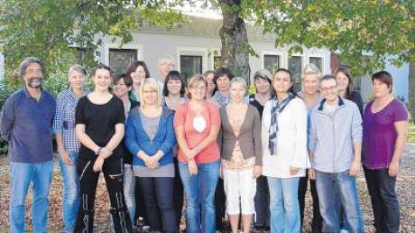 Die derzeit 17 Studierenden der Berufsfachschule Altenpflegehilfe Ursberg mit Kursdozent Leo Rasch (links).  