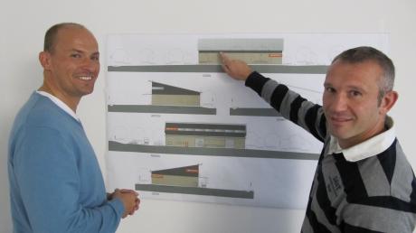 So wird die neue Halle der Firma Energeticum in Balzhausen aussehen, natürlich mit einer Photovoltaikanlage auf dem Dach. Unser Bild zeigt rechts Robert Specht (Geschäftsinhaber) und Tobias Keck (Betriebsleiter). 