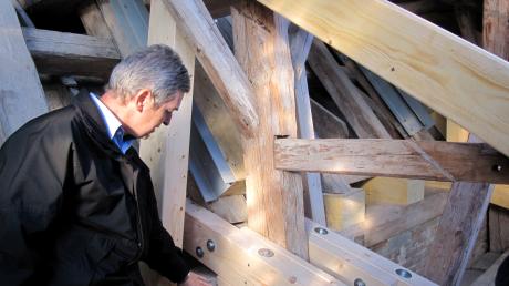 Sieht sehr kompliziert aus: die Dachkonstruktion der Münsterhauser Pfarrkirche. Paul Hartinger von der Firma Hartinger Consult in Thannhausen, erläuterte den Mitgliedern des Bauausschusses den Ablauf der Arbeiten.  