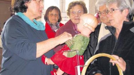 Puppendoktorin Christa Scherer (links) stand geduldig den interessierten Besucherinnen der Ausstellung Rede und Antwort. 