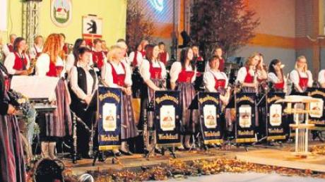 In der schön geschmückten Mehrzweckhalle in Ursberg gab der Musikverein Mindelzell ein beeindruckendes Konzert. Zahlreiche Mitglieder wurden dabei für ihre guten Leistungen in den verschiedenen Klassen und für langjährige Vereinszugehörigkeit ausgezeichnet. 