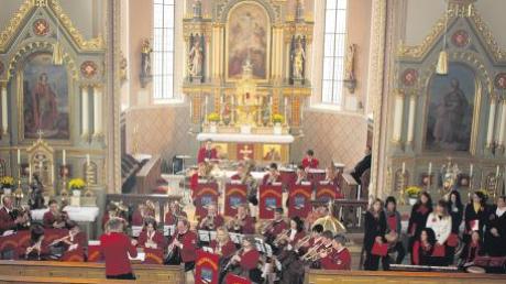 Zu einem Gemeinschaftskonzert lud der Kirchenchor unter der Leitung von Prof. Dr. Schiersner in die Pfarrkirche St. Georg nach Waltenhausen ein. 