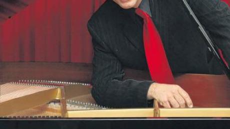 Der Pianist Silvan Zingg gastiert bei der Piano & Dance Show in Ettenbeuren am Sonntag, 27. November. 