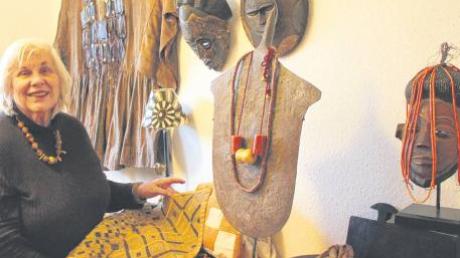 Afrikakennerin und Sammlerin Marie Adeniran zeigt selten schöne, kostbare Textilien und Schmuckstücke in einer Ausstellung. Für kurze Zeit sind sie im Spitalweg 4 in Krumbach zu besichtigen.  