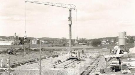 Als das Krumbacher Freibad Gestalt annahm: Unser Bild zeigt die Baustelle im Jahr 1961. Offiziell eröffnet wurde das Bad im August 1962. Im kommenden Jahr wird das 50-jährige Bestehen gefeiert. 