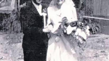 Die Arbeiten von Eduard Lack (1911 bis 1998) waren für die Chronik eine wichtige Grundlage. Unser Foto zeigt seine Hochzeit mit Frau Resi 1948 in Münsterhausen.  