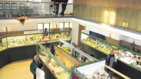 Die Krippenausstellung in Langenhaslach ist eröffnet. Auf zwei Ebenen und über die Galerie kann die Langenhaslacher Krippenvielfalt bewundert werden.  