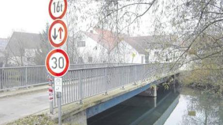 Schäden an Ellzees Günzbrücke infolge Nichtbeachtung der ausgewiesenen Tragkraft von 16 Tonnen lässt der Gemeinderat von einem Ingenieurbüro untersuchen und erwägt Maßnahmen zur Einhaltung der Tragkraftbegrenzung. 