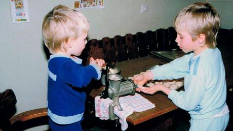 Die beiden Jungs von Eva und Perry Paul aus Edenhausen, Daniel und Andreas, halfen vor mehr als 20 Jahren eifrig beim Plätzchen backen. Die Lieblingsplätzchen der ganzen Familie sind Nutellastangen. 