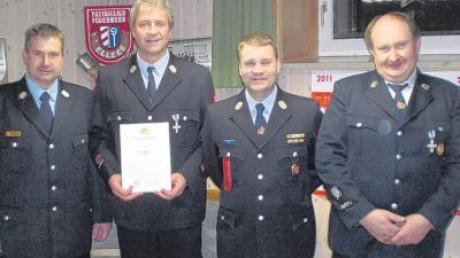 Ehrung bei der Feuerwehr (von links): Kreisbrandinspektor Ralf Mayer, Manfred Ost, Kommandant Stefan Fischer und Vorstand Manfred Rittler. 