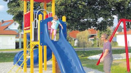 Gegenüber des Gerätehauses in Memmenhausen haben Mitglieder der Freiwilligen Feuerwehr im Sommer einen Spielplatz angelegt. Die erforderlichen Spielgeräte finanzierte die Gemeinde. 