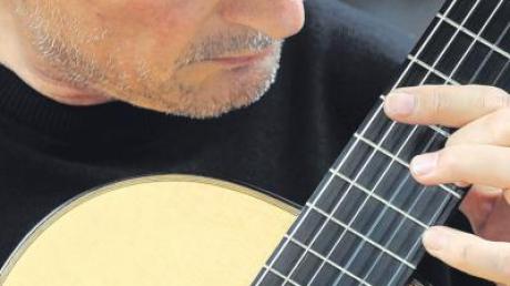 Der Krumbacher Dozent an der Berufsfachschule für Musik, Stefan Barcsay, steht für gefühlvolle Gitarrenmusik. Jetzt hat er eine neue CD herausgebracht. 
