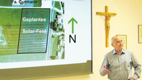 Hans Peter Fuchs erläuterte als Vertreter der Firma Renerco im Gemeinderat Aletshausen die Pläne zum Bau einer Photovoltaik-Freiflächen-Anlage, die bis Juli 2012 ihren Betrieb aufnehmen müsse. 