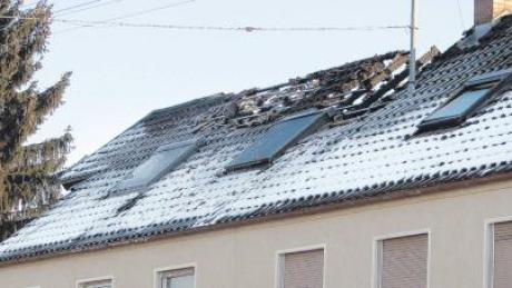 Der Schaden ist groß, das Haus nach dem Löscheinsatz erst einmal nicht bewohnbar: Das Dach eines Mehrfamilienhauses in Münsterhausen stand in der Nacht auf Montag in Flammen. 