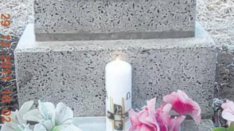 Zeichen gegen das Vergessen: Die Krumbacher Kerze auf dem Grab von Olga Schewtschenko.  