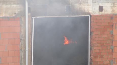 Zu Jahresbeginn brannte es schon einmal in der Ziegelei in Balzhausen. Wie Einsatzkräfte der Polizei und Feuerwehr berichten, brennt am Mittwochnachmittag eine große Maschine in einer Halle. (Archivbild)