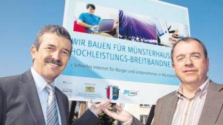 Breitbandnetz für die Marktgemeinde: Münsterhausens Bürgermeister Robert Hartinger (links) und Breitbandpate Erwin Haider präsentieren die Bautafel zum Projekt.