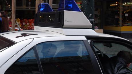 Ein offensichtlich verwirrter Autofahrer wurde bei Günzburg von der Polizei gestoppt (Symbolbild).