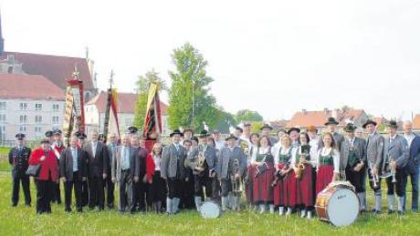 Die Ellzeer Delegation im Jahr 2009 vor dem Kloster in der polnischen Partnergemeinde Kamieniec Zabkowicki. In diesem Jahr steht ein Gegenbesuch aus Polen an.  