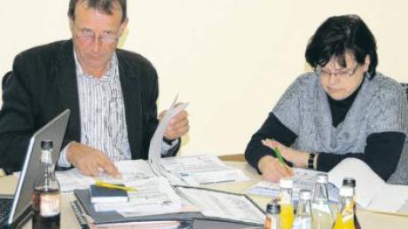 VG-Kämmerin Barbara Fetschele (rechts) und Bürgermeister Georg Duscher haben einen soliden Etat 2012 für die Gemeinde Aletshausen ausgearbeitet. Er wurde ohne Gegenstimme genehmigt. 